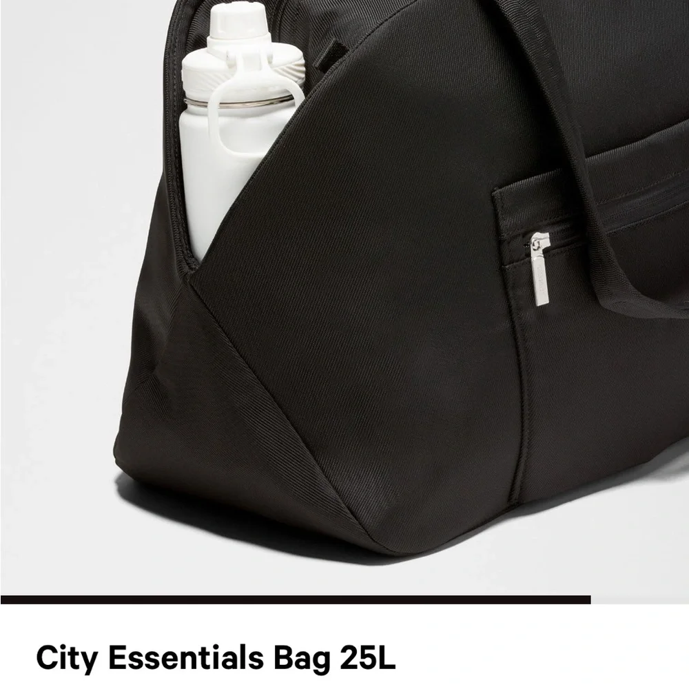 lululemon City Essentials Bag, Black. - Picture 5 of 10